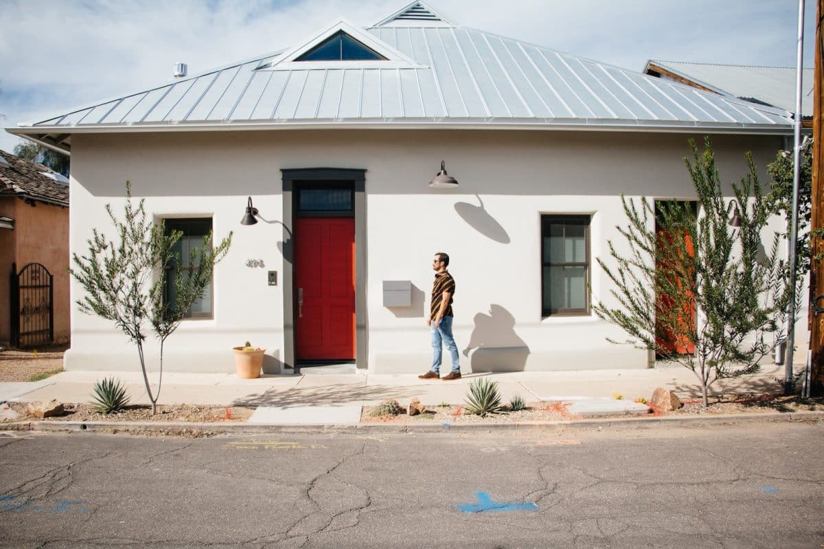 maison avec une porte d'entrée en aluminium