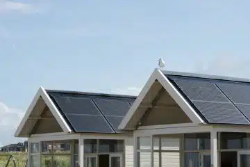 toits de maison avec des panneaux solaires