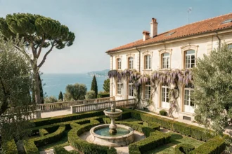Vue extérieure de la Villa Leopolda sur la Côte d'Azur avec ses jardins majestueux et la mer Méditerranée en arrière-plan